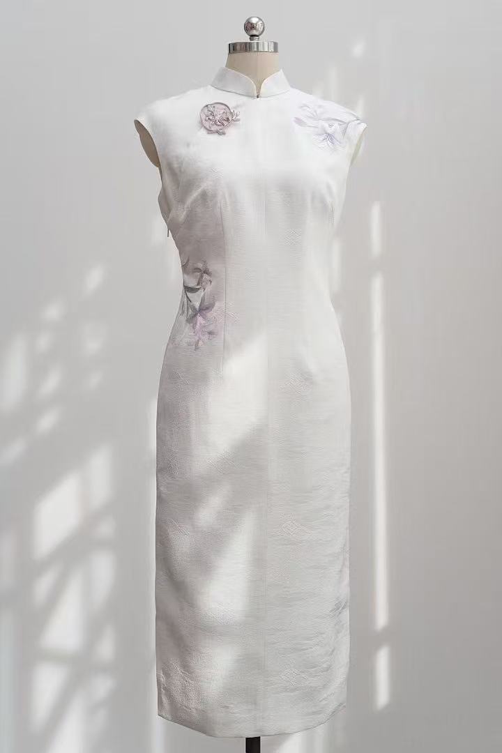 Snow-Reflected Plum Heart - Satin Hand-Embroidered White Plum Blossom Qipao