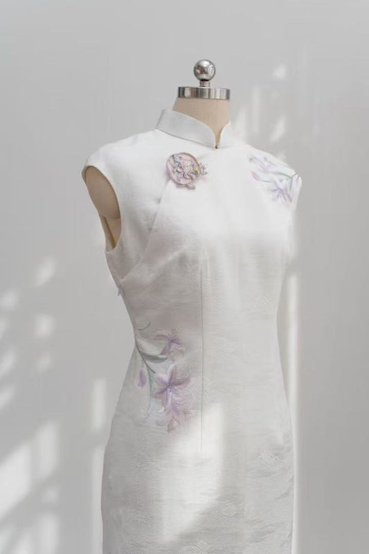 Snow-Reflected Plum Heart - Satin Hand-Embroidered White Plum Blossom Qipao