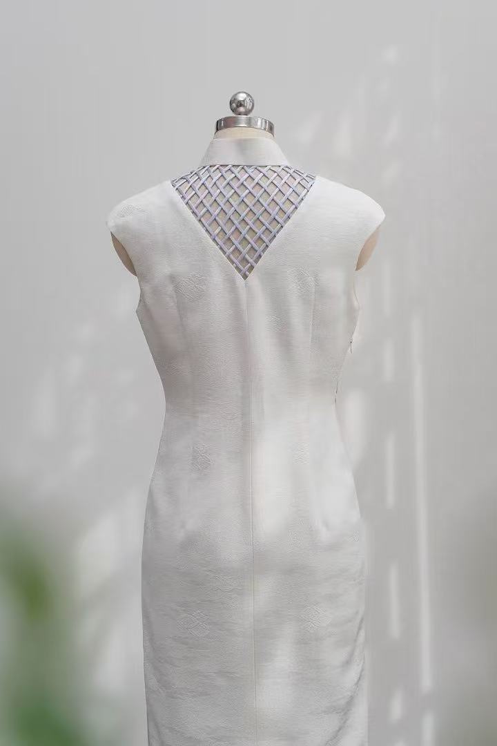Snow-Reflected Plum Heart - Satin Hand-Embroidered White Plum Blossom Qipao