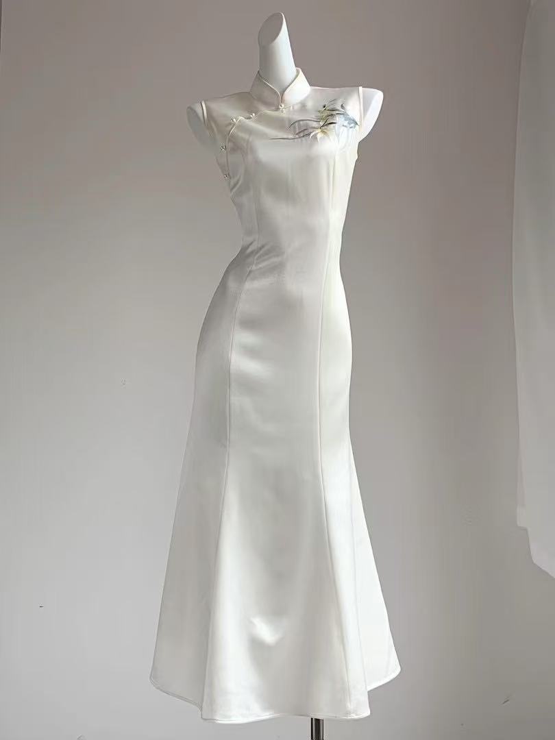 Plum Shadow Light Makeup - Satin Hand-Embroidered White Plum Blossom Modified Qipao