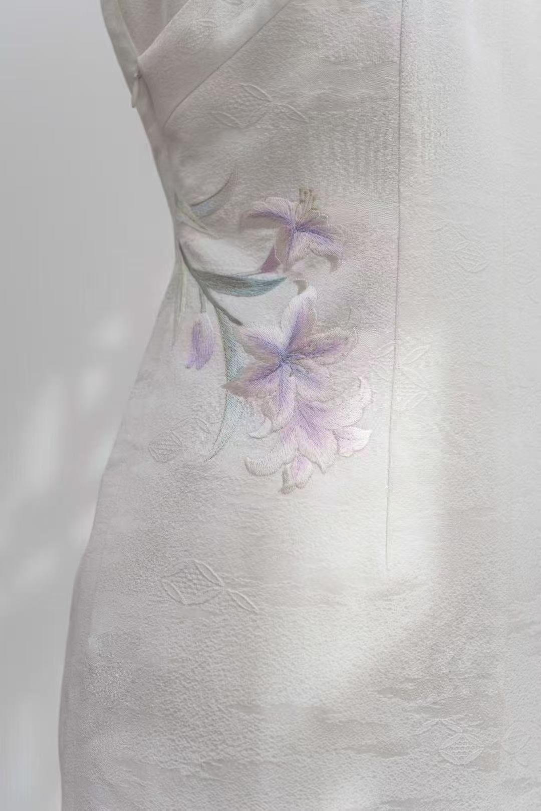 Snow-Reflected Plum Heart - Satin Hand-Embroidered White Plum Blossom Qipao