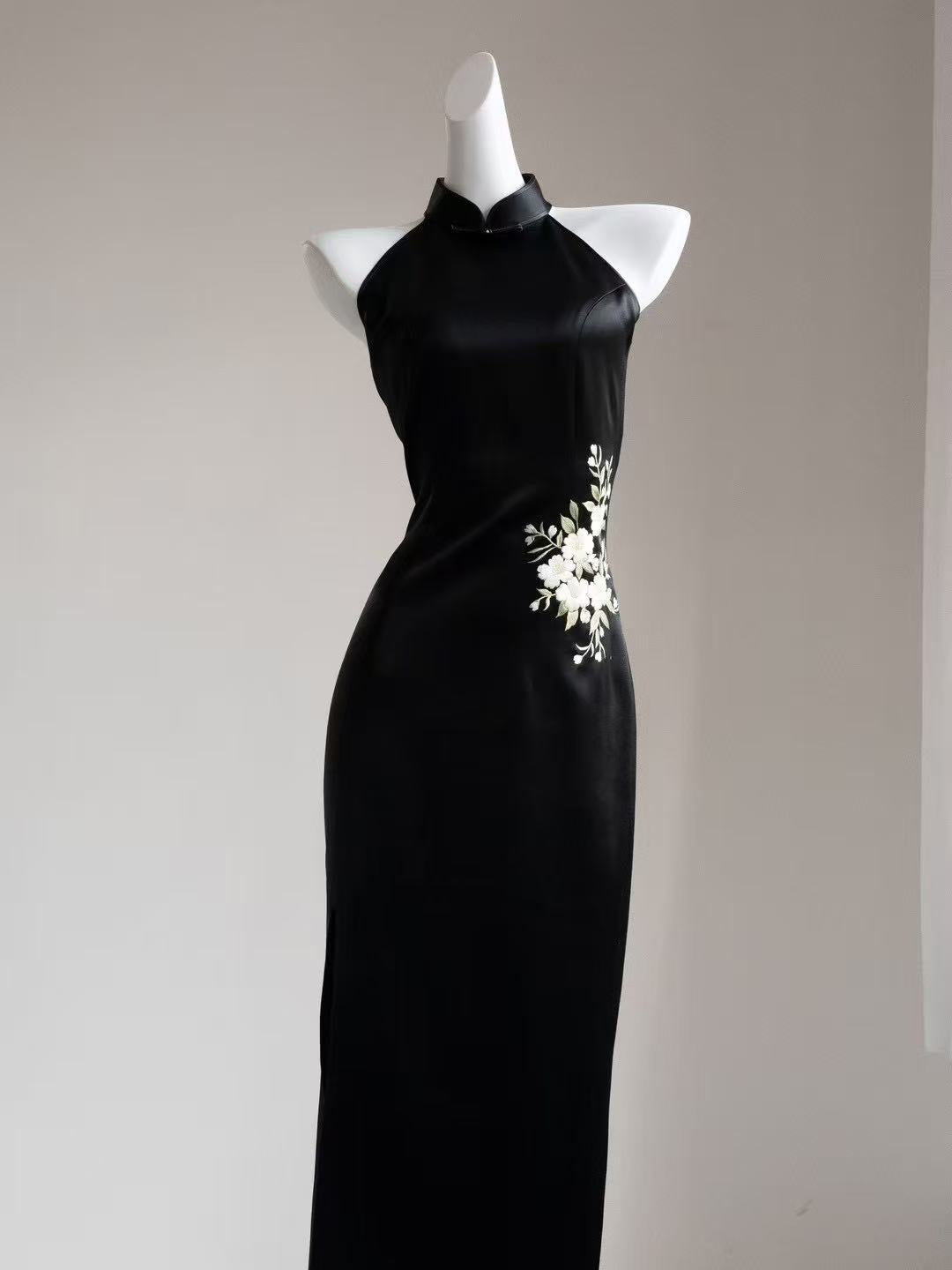 Ink Fragrance Condensed Pistil - Velvet Hand-Embroidered Black Plum Blossom Qipao