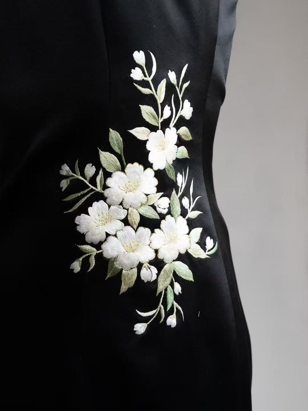 Ink Fragrance Condensed Pistil - Velvet Hand-Embroidered Black Plum Blossom Qipao