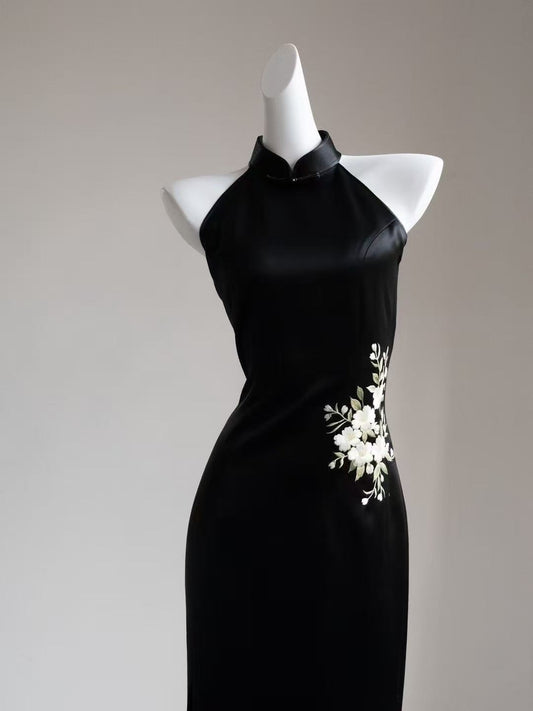 Ink Fragrance Condensed Pistil - Velvet Hand-Embroidered Black Plum Blossom Qipao